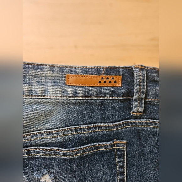 Dollhouse Blue Jeans with Pink Floral Embroidery🌷🌷🌷 - Picture 8 of 9